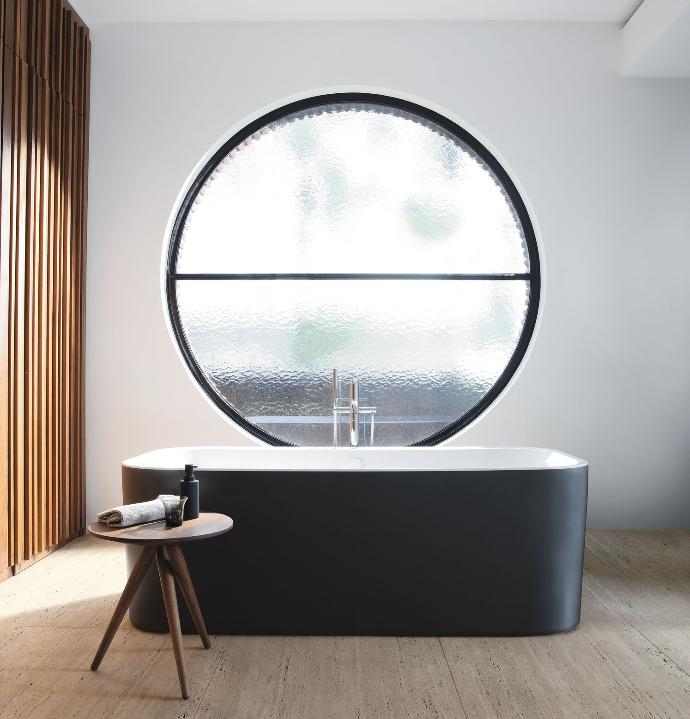 vrijstaand ligbad in acryl met zwarte mantel, strakke lijnvoering , renovatie van je badkamer of nieuwe badkamer, moderne badkamer, Duravit