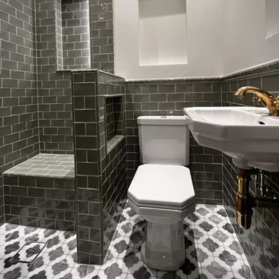 Zwarte badkamer met staand toilet