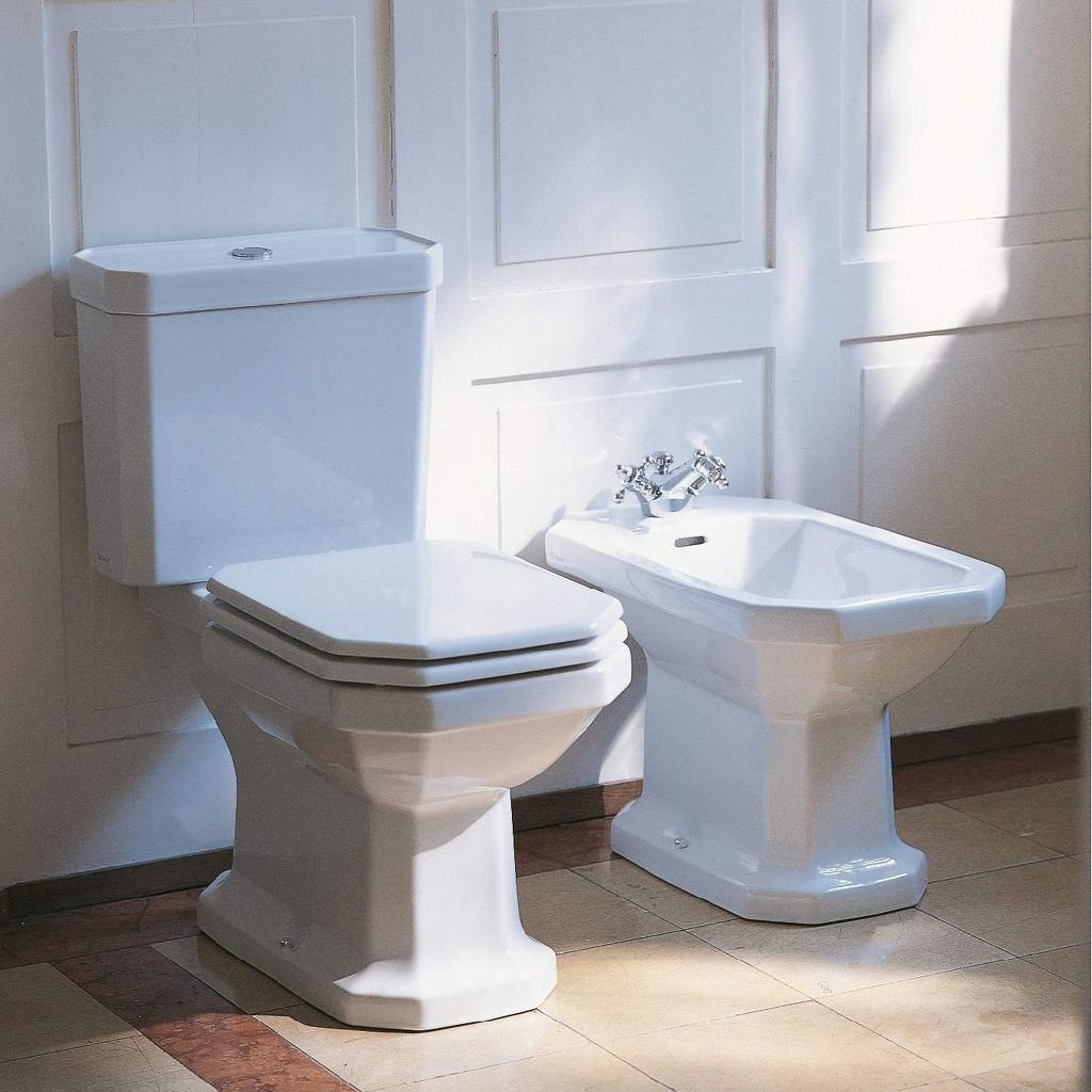 witte badkamer met wit staand toilet