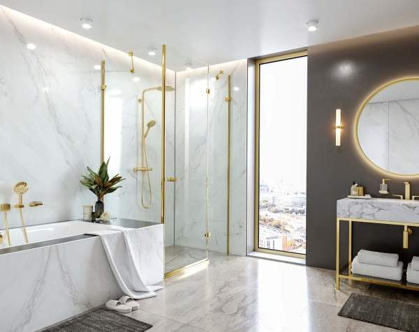 hansgrohe witte badkamer met gouden accenten
